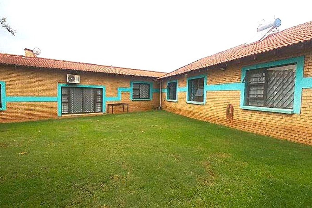 3-bedroom home in Lenasia Ext.10  Welcome to Your Dream Home! The Ultimate Lenasia Experience Awaits!  - Photo 2