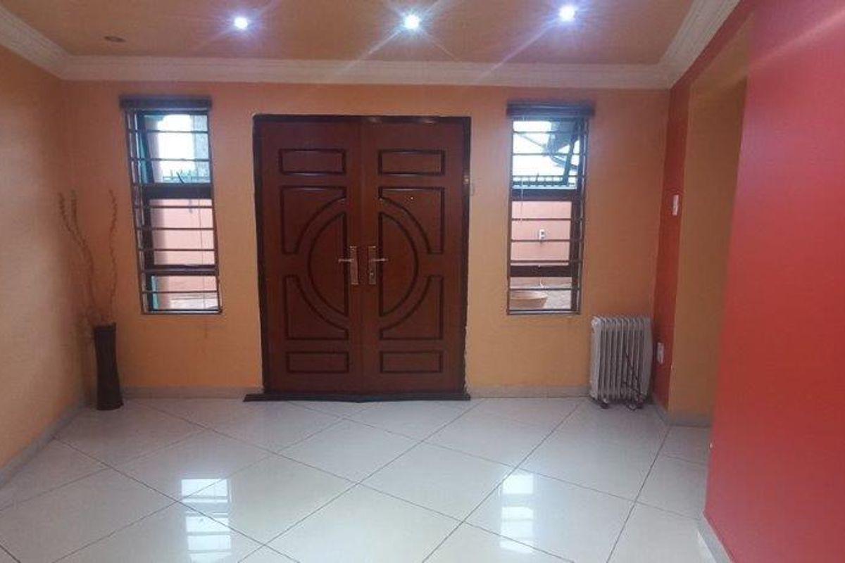 3-bedroom home in Lenasia Ext.10  Welcome to Your Dream Home! The Ultimate Lenasia Experience Awaits!  - Photo 4