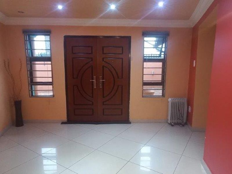 3-bedroom home in Lenasia Ext.10  Welcome to Your Dream Home! The Ultimate Lenasia Experience Awaits!  - Photo 4