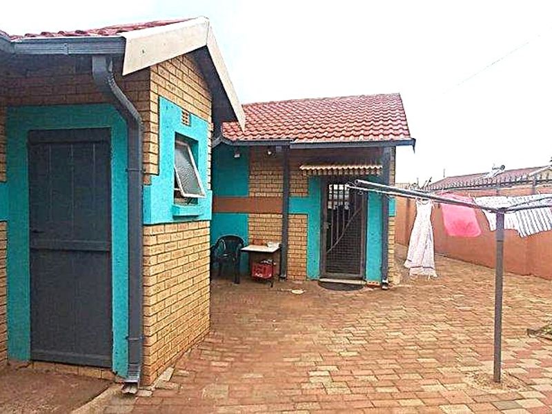 3-bedroom home in Lenasia Ext.10  Welcome to Your Dream Home! The Ultimate Lenasia Experience Awaits!  - Photo 10
