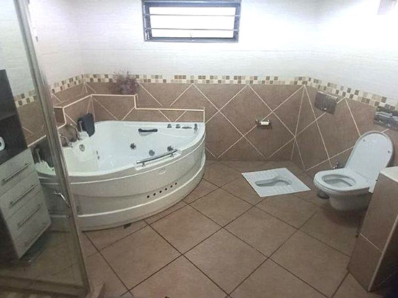 3-bedroom home in Lenasia Ext.10  Welcome to Your Dream Home! The Ultimate Lenasia Experience Awaits!  - Photo 8