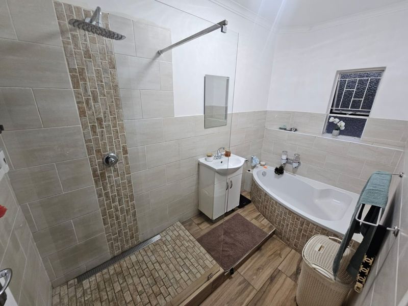 A Beautiful 3 Bedroom 1.5 Bathroom Duplex for sale in Eldoraigne - Photo 7