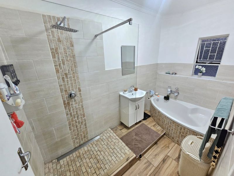 A Beautiful 3 Bedroom 1.5 Bathroom Duplex for sale in Eldoraigne - Photo 6