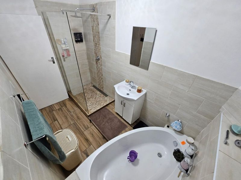 A Beautiful 3 Bedroom 1.5 Bathroom Duplex for sale in Eldoraigne - Photo 5