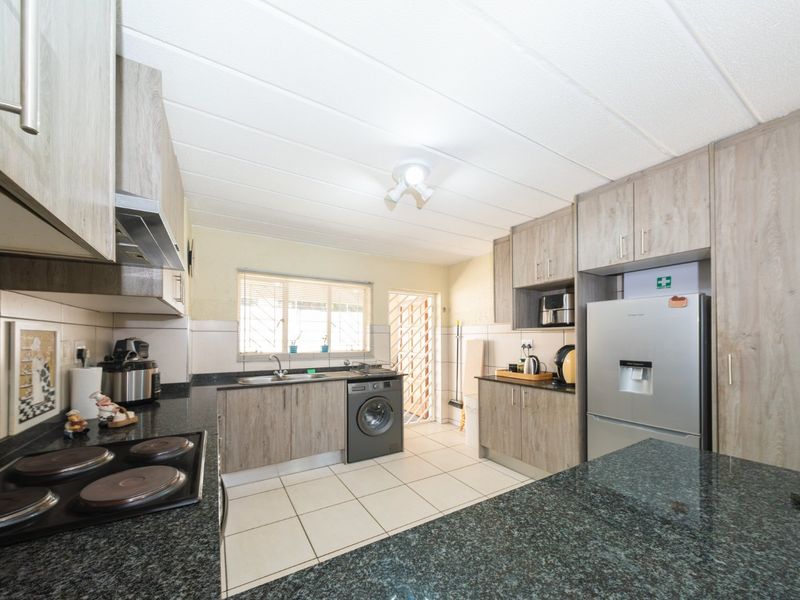 Lovely 2 Bedroom Garden Unit  - Photo 10