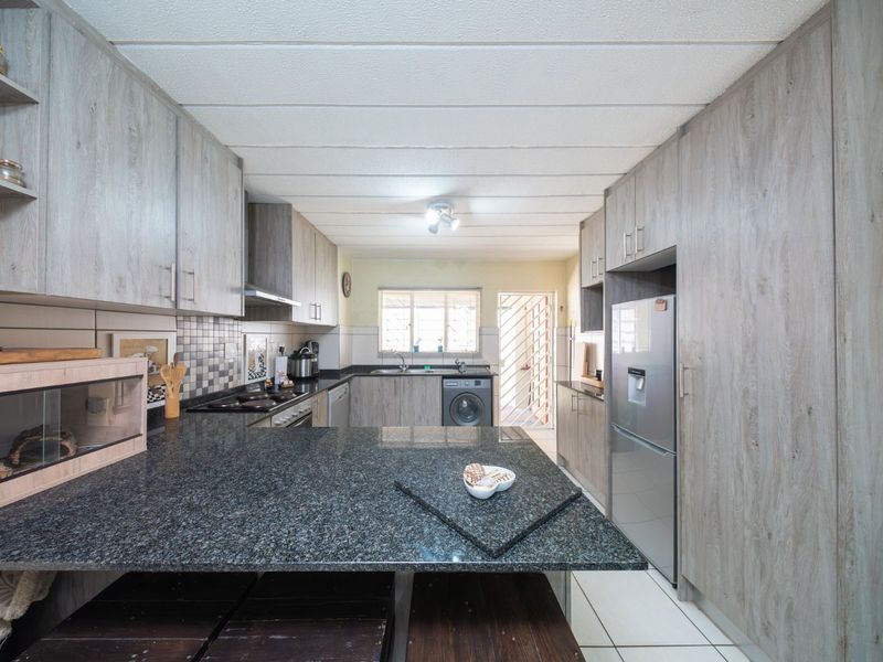 Lovely 2 Bedroom Garden Unit  - Photo 9