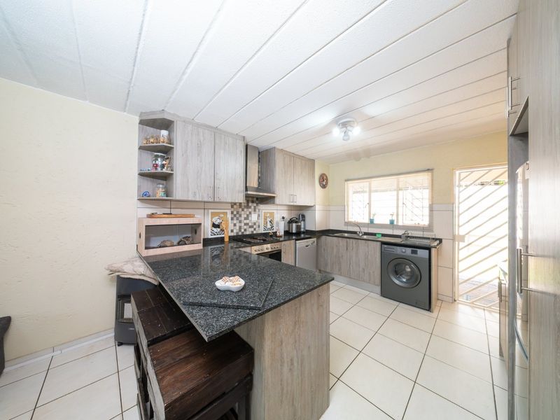 Lovely 2 Bedroom Garden Unit  - Photo 3