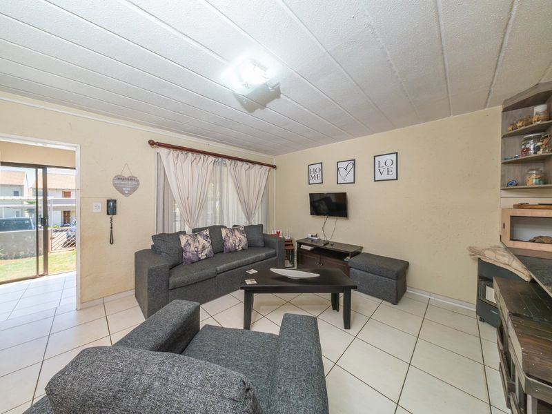 Lovely 2 Bedroom Garden Unit  - Photo 8