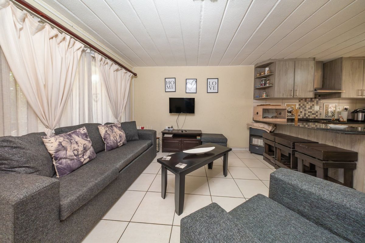 Lovely 2 Bedroom Garden Unit  - Photo 2