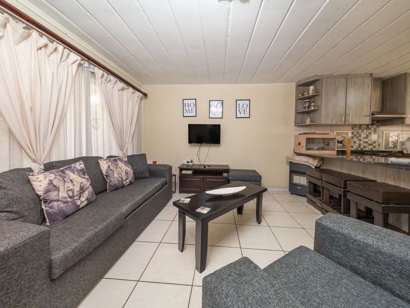 Lovely 2 Bedroom Garden Unit  - Photo 2