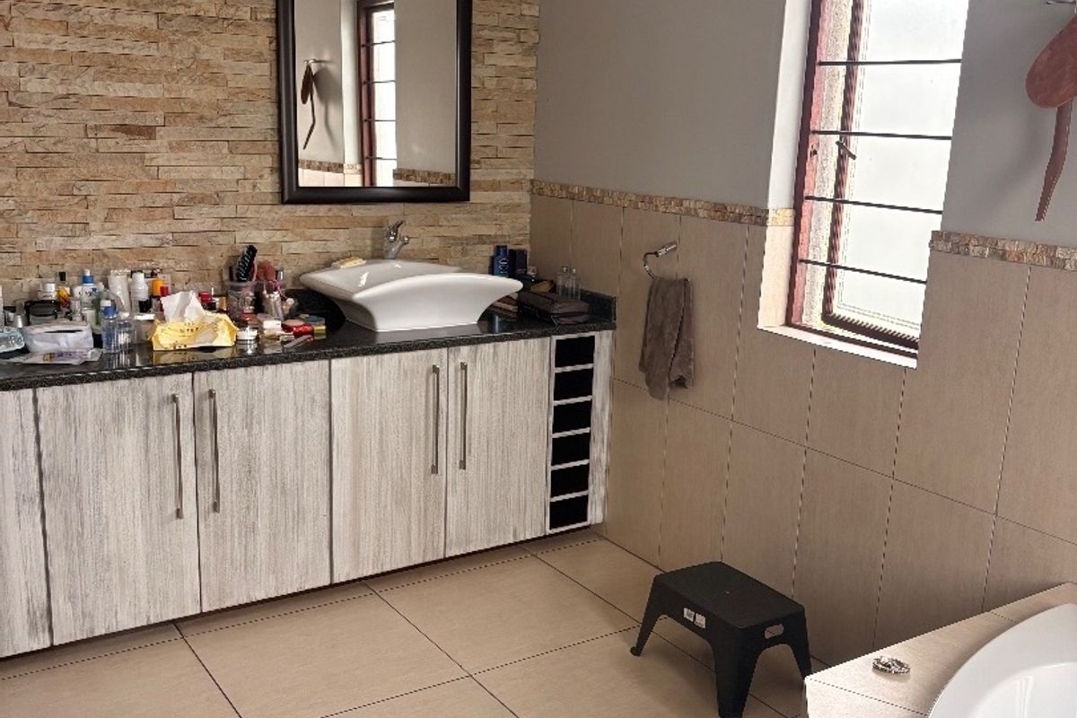 Modern 4-Bedroom House with Pool & Double Garage This spacious family home offers 4 bedrooms, 3 bathrooms, a swimming pool, and built-in braai area — ideal for entertaining. Situated in a safe, pet-friendly complex close to schools and shops. - Photo 5