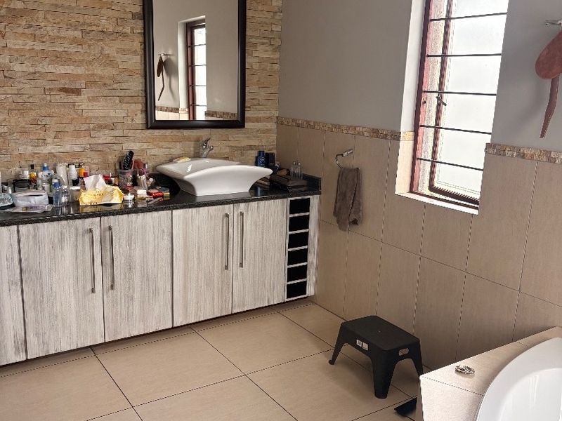 Modern 4-Bedroom House with Pool & Double Garage This spacious family home offers 4 bedrooms, 3 bathrooms, a swimming pool, and built-in braai area — ideal for entertaining. Situated in a safe, pet-friendly complex close to schools and shops. - Photo 5