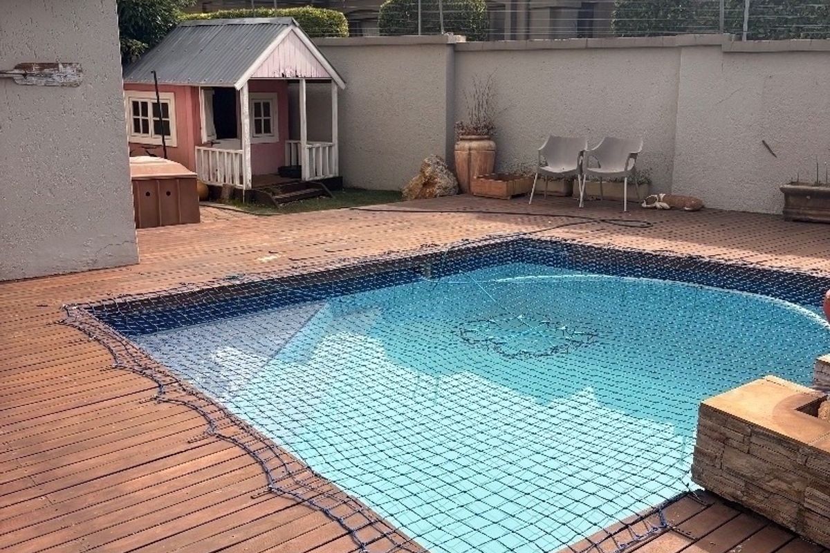 Modern 4-Bedroom House with Pool & Double Garage This spacious family home offers 4 bedrooms, 3 bathrooms, a swimming pool, and built-in braai area — ideal for entertaining. Situated in a safe, pet-friendly complex close to schools and shops. - Photo 4