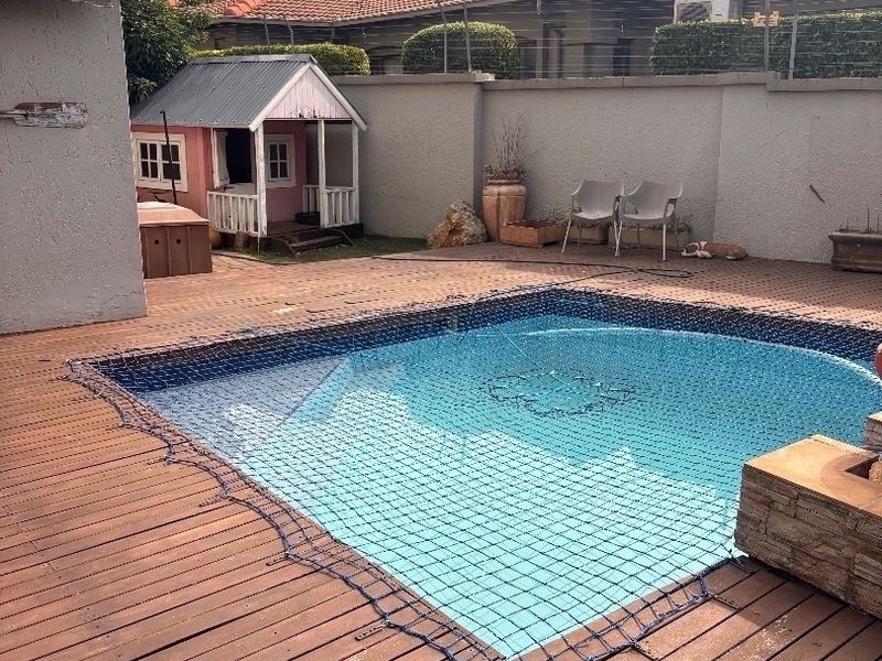 Modern 4-Bedroom House with Pool & Double Garage This spacious family home offers 4 bedrooms, 3 bathrooms, a swimming pool, and built-in braai area — ideal for entertaining. Situated in a safe, pet-friendly complex close to schools and shops. - Photo 4