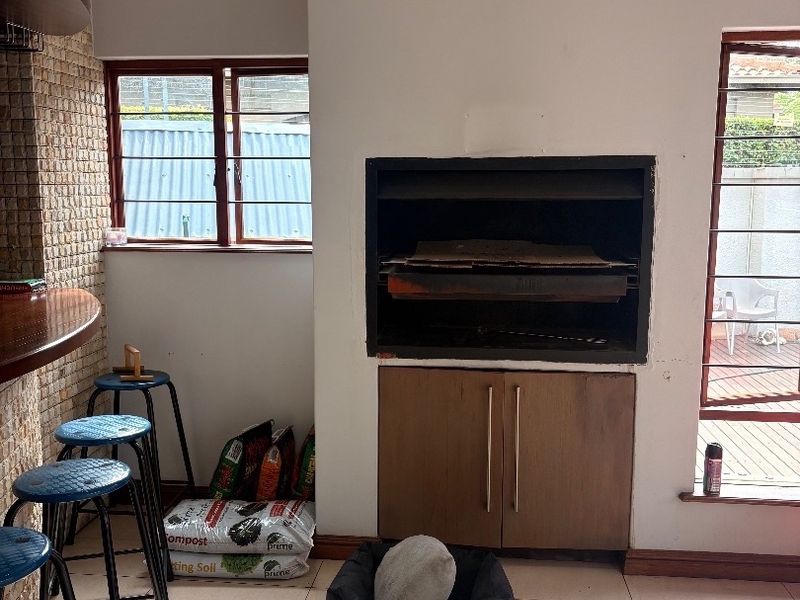 Modern 4-Bedroom House with Pool & Double Garage This spacious family home offers 4 bedrooms, 3 bathrooms, a swimming pool, and built-in braai area — ideal for entertaining. Situated in a safe, pet-friendly complex close to schools and shops. - Photo 8