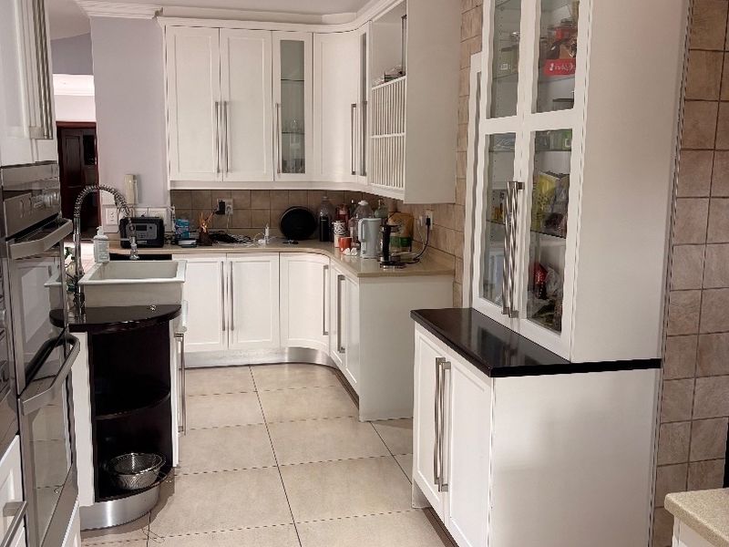 Modern 4-Bedroom House with Pool & Double Garage This spacious family home offers 4 bedrooms, 3 bathrooms, a swimming pool, and built-in braai area — ideal for entertaining. Situated in a safe, pet-friendly complex close to schools and shops. - Photo 9