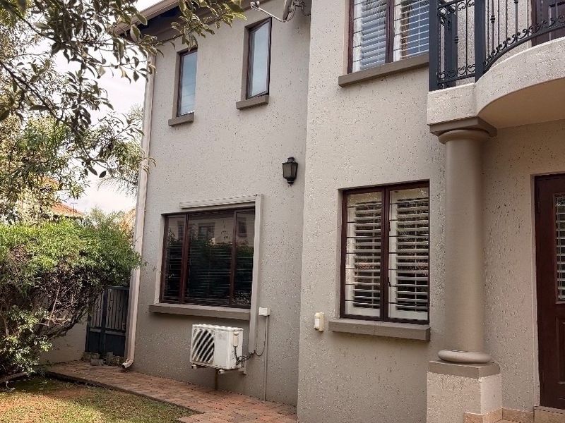 Modern 4-Bedroom House with Pool & Double Garage This spacious family home offers 4 bedrooms, 3 bathrooms, a swimming pool, and built-in braai area — ideal for entertaining. Situated in a safe, pet-friendly complex close to schools and shops. - Photo 3