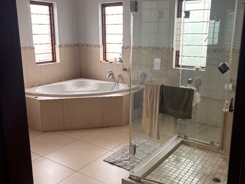 Modern 4-Bedroom House with Pool & Double Garage This spacious family home offers 4 bedrooms, 3 bathrooms, a swimming pool, and built-in braai area — ideal for entertaining. Situated in a safe, pet-friendly complex close to schools and shops. - Photo 6