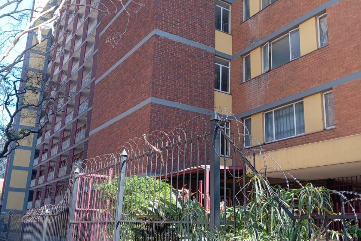 Three bedroom flat/apartment for sale in Pretoria Central - Photo 2