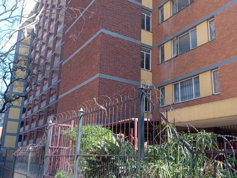 Three bedroom flat/apartment for sale in Pretoria Central - Photo 2