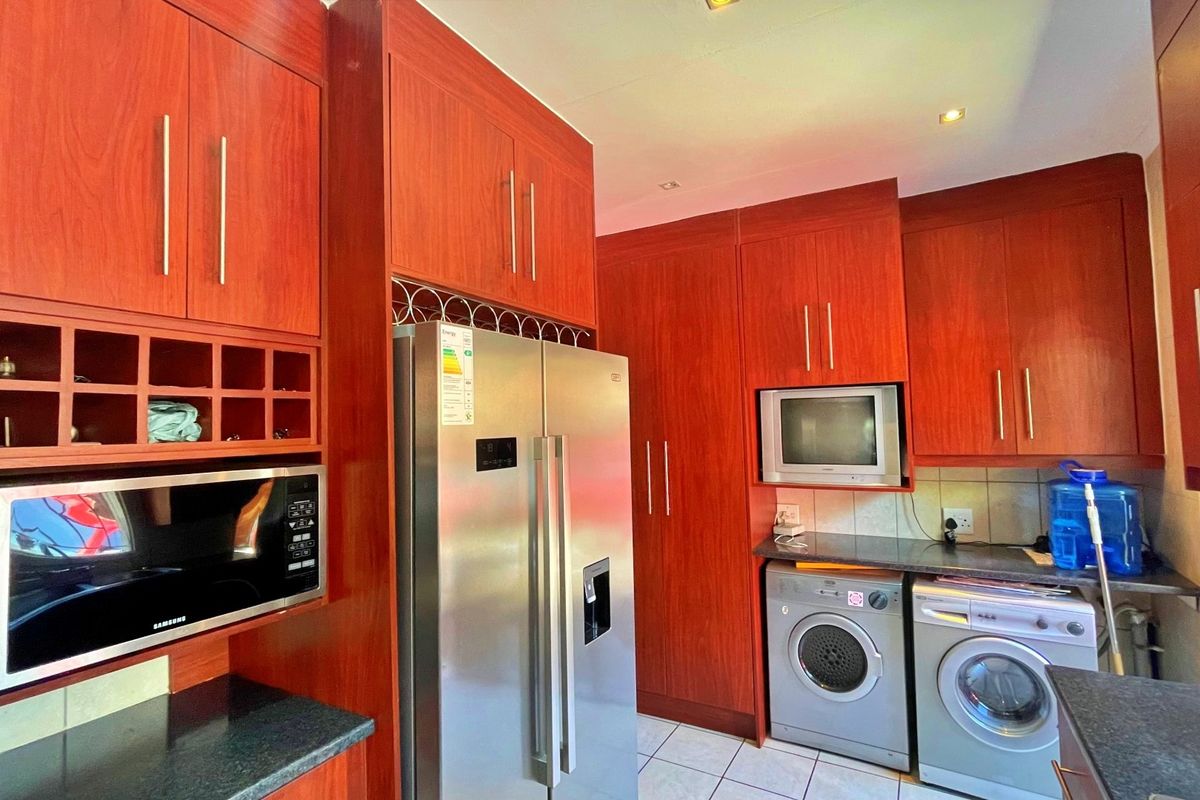 3 Bedroom 2 bathroom house for sale - Photo 5