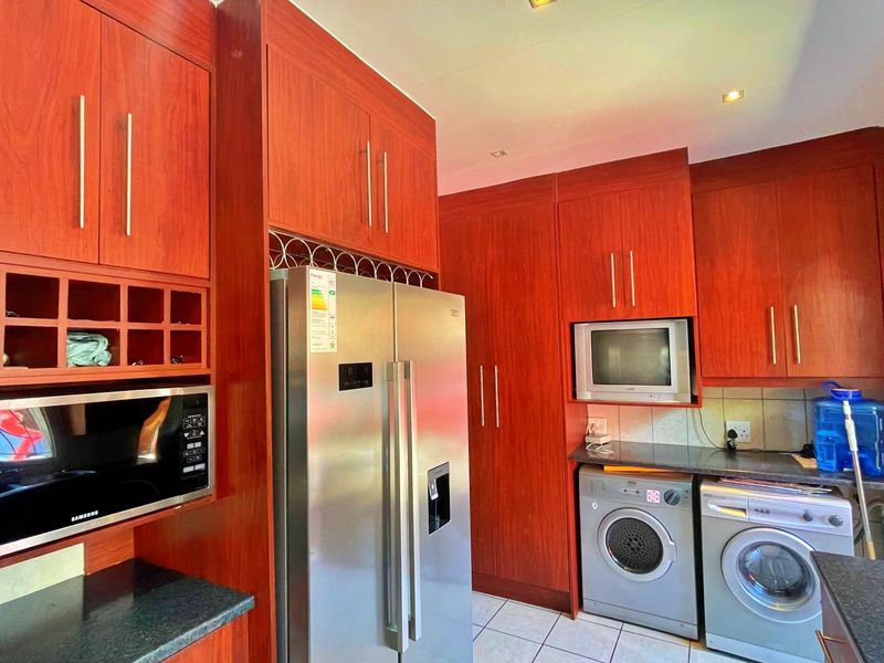 3 Bedroom 2 bathroom house for sale - Photo 5