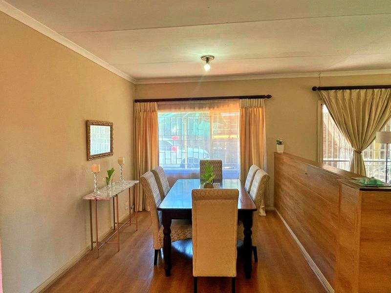 3 Bedroom 2 bathroom house for sale - Photo 3