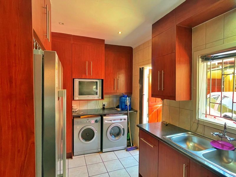3 Bedroom 2 bathroom house for sale - Photo 6