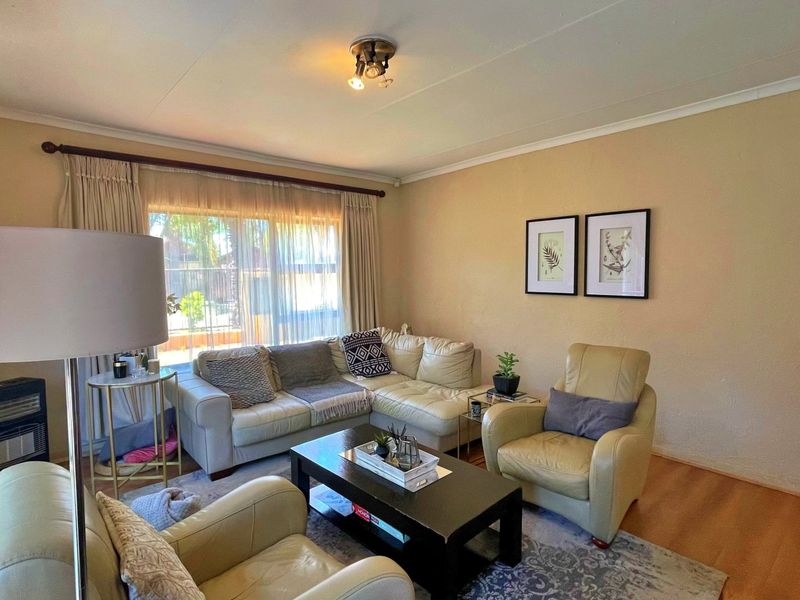 3 Bedroom 2 bathroom house for sale - Photo 10