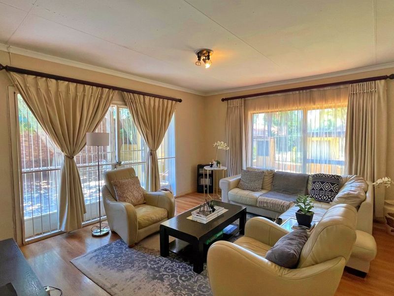 3 Bedroom 2 bathroom house for sale - Photo 8