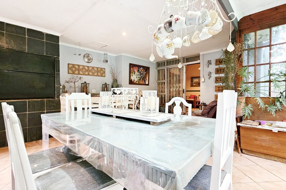 Outstanding five bedroom home - Photo 3