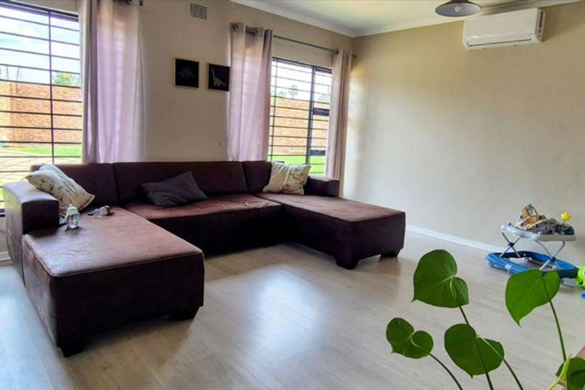 Spacious Three-Bedroom Family Home with Modern Features - Photo 2
