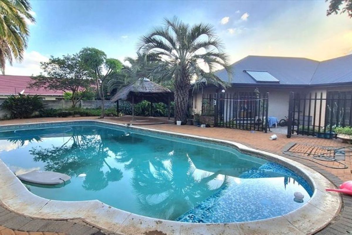 Elegant Three-Bedroom Home with Pool and Ample Parking - Photo 3