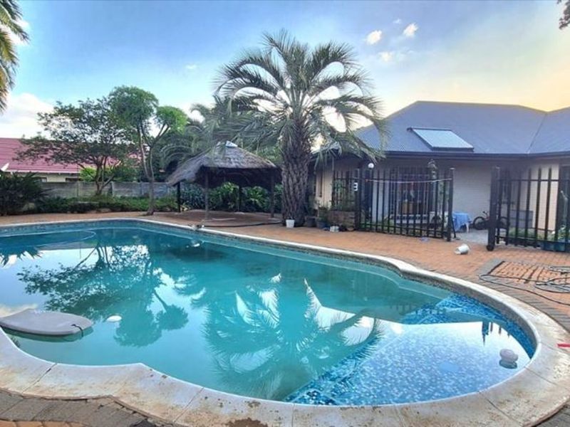 Elegant Three-Bedroom Home with Pool and Ample Parking - Photo 3