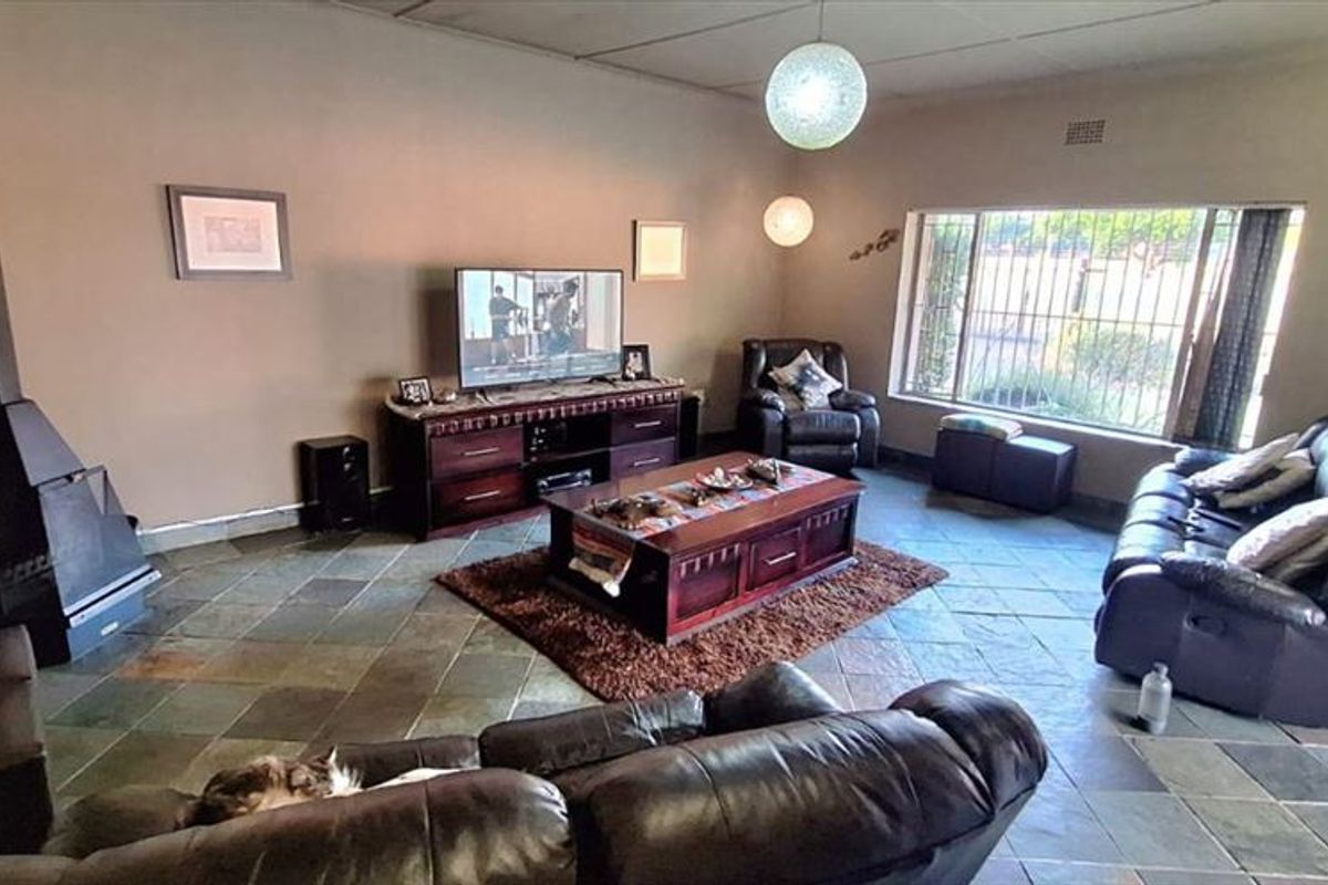 Elegant Three-Bedroom Home with Pool and Ample Parking - Photo 2