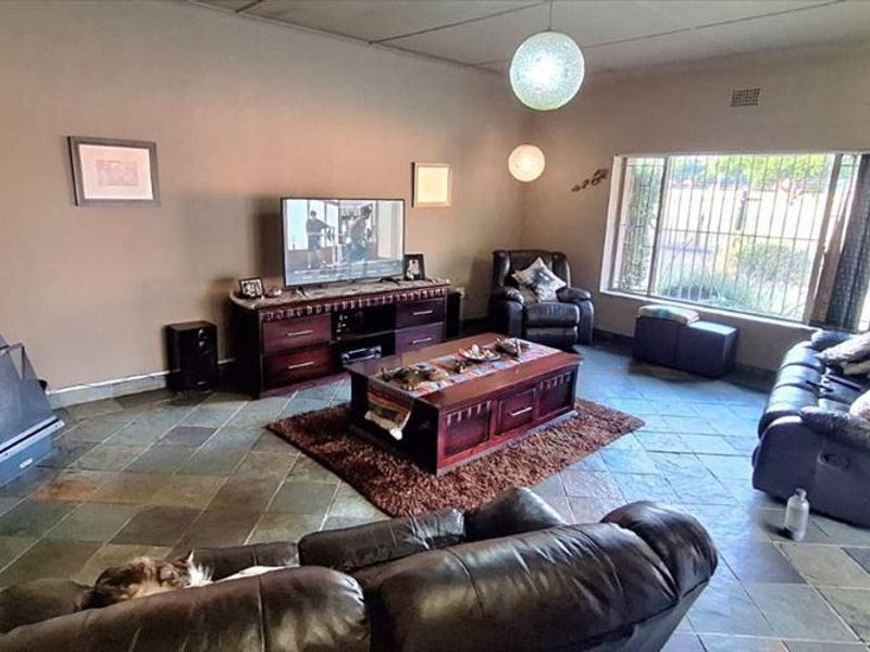 Elegant Three-Bedroom Home with Pool and Ample Parking - Photo 2