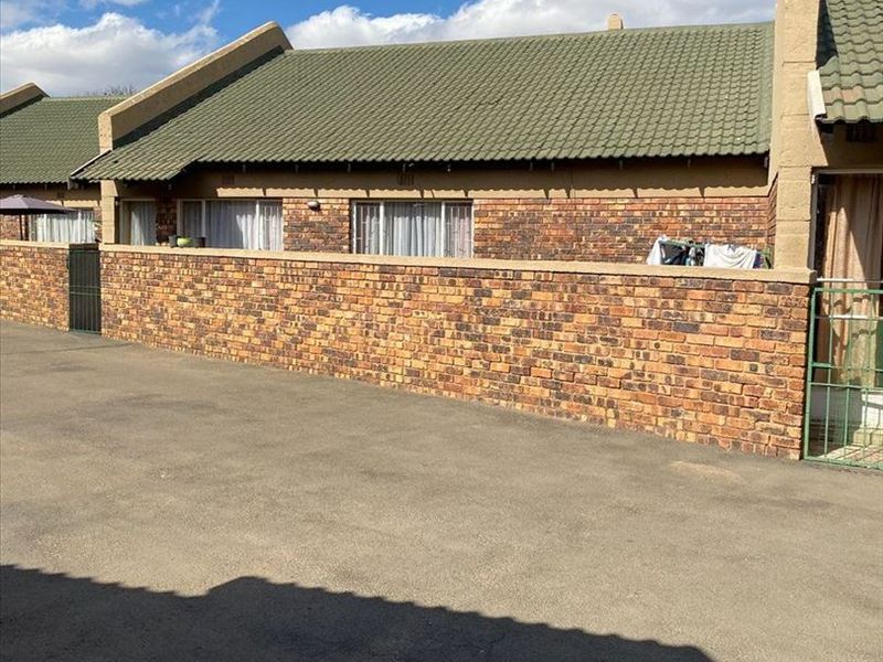 Cozy Two-Bedroom Home with Modern Comforts - Photo 3