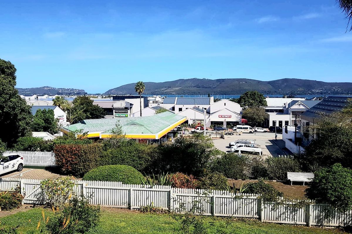 Versatile Knysna Central Home with Lagoon Views and One Bedroom Flatlet - Photo 2