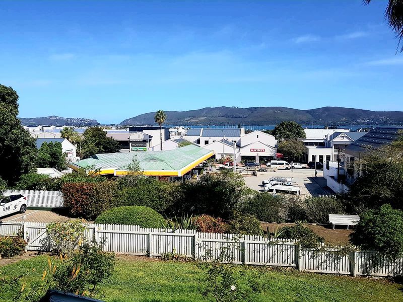 Versatile Knysna Central Home with Lagoon Views and One Bedroom Flatlet - Photo 2