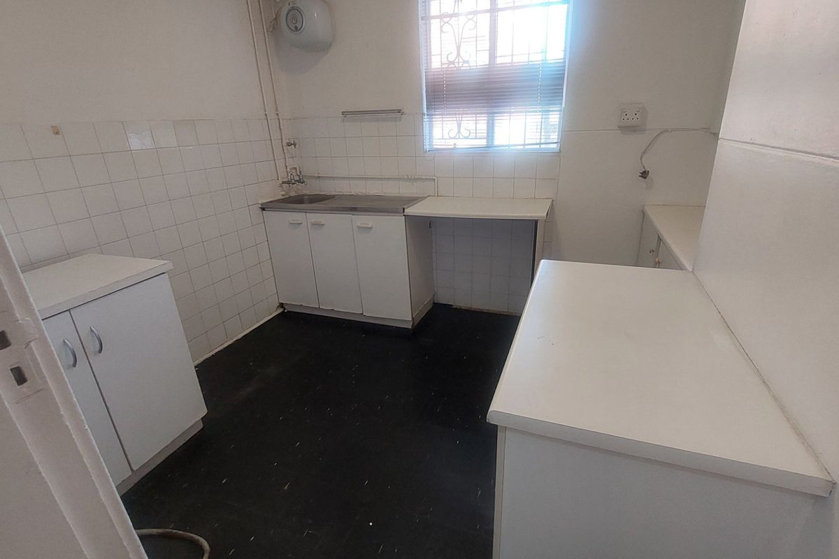 Spacious apartment for rent in Overport - Photo 2