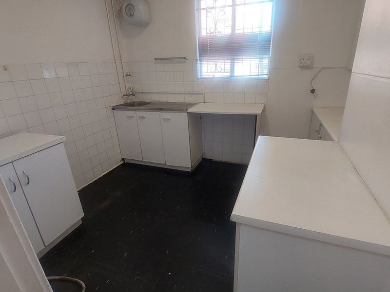 Spacious apartment for rent in Overport - Photo 2