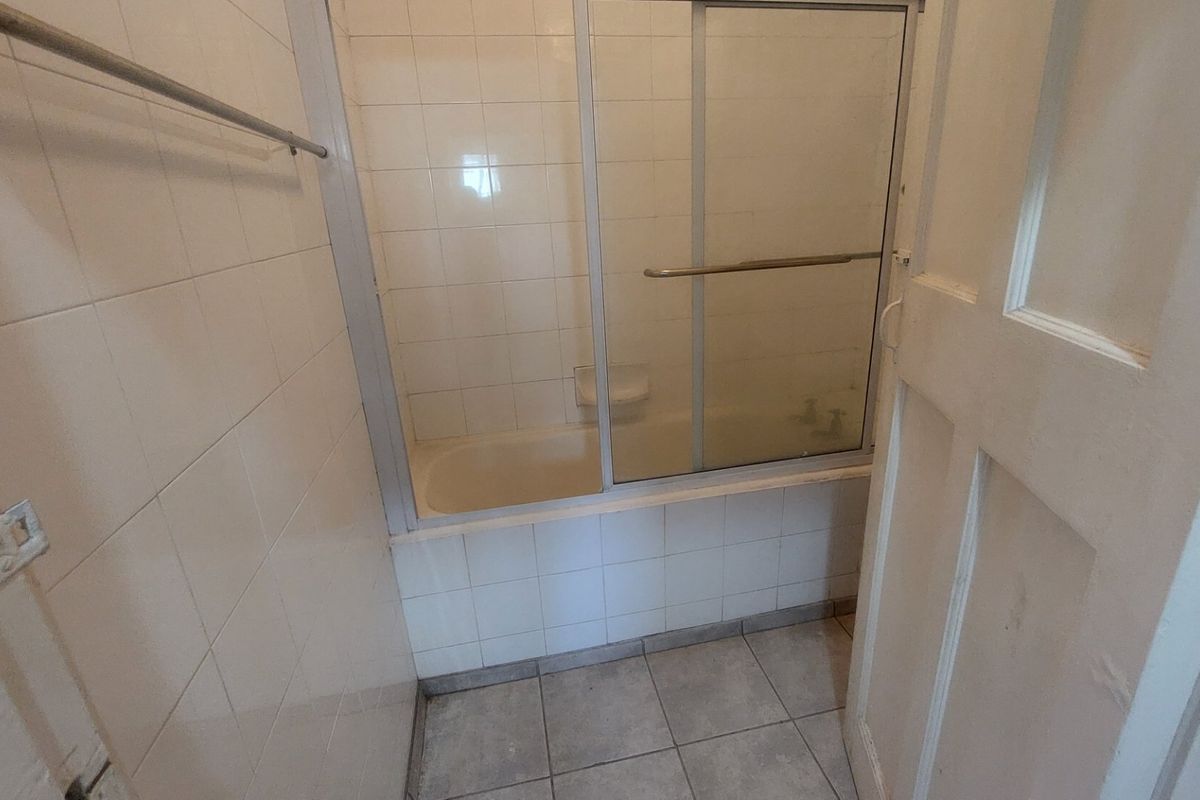 Spacious apartment for rent in Overport - Photo 3