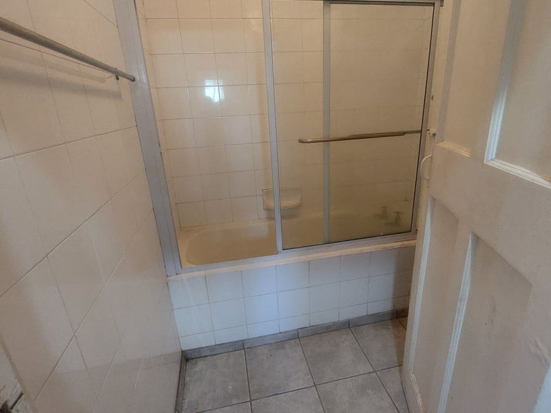 Spacious apartment for rent in Overport - Photo 3