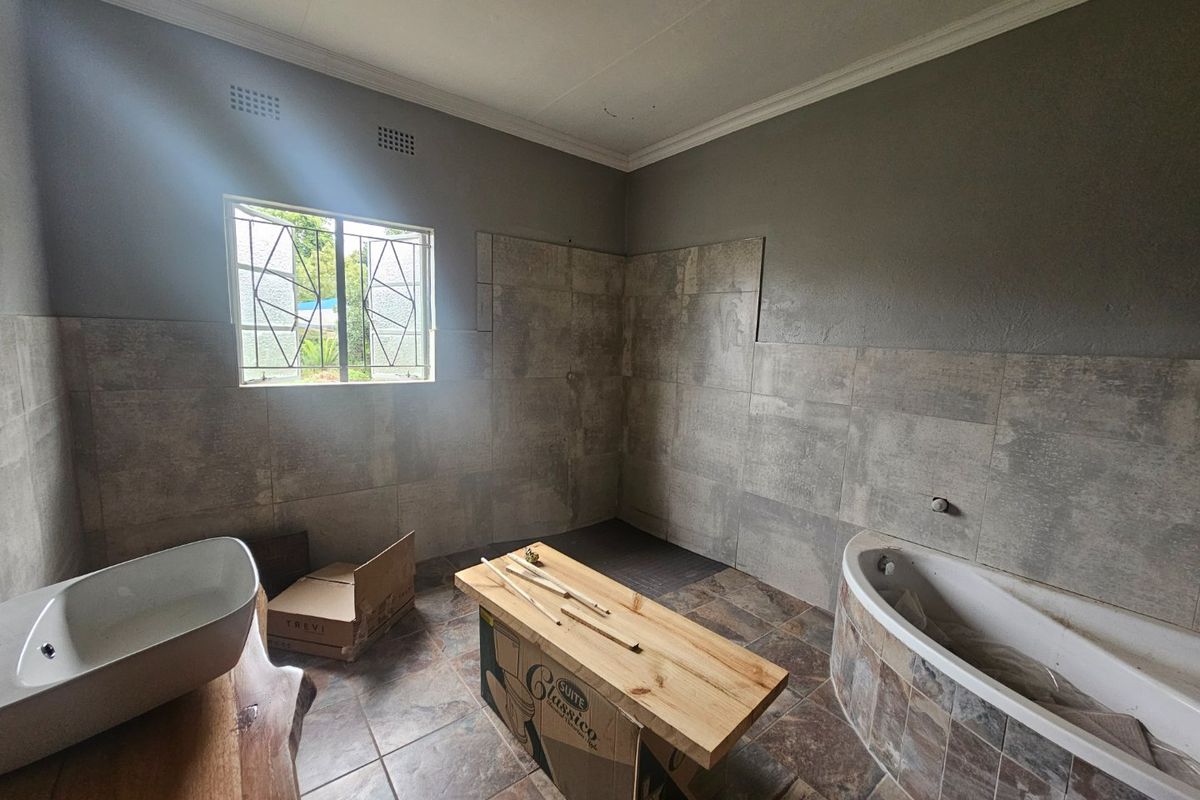 Farmstyle House, Newly Renovated, Close To Town - Photo 3