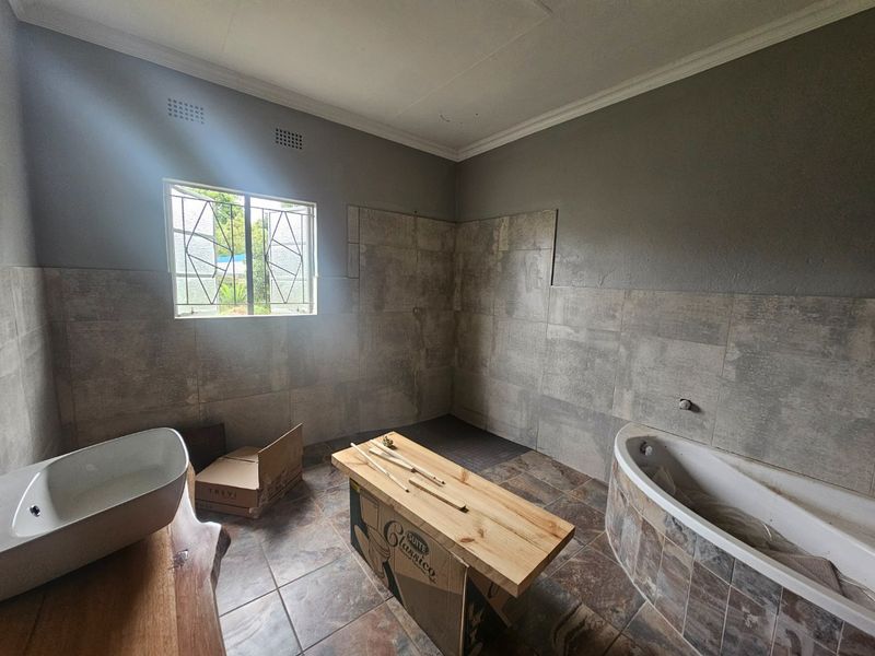 Farmstyle House, Newly Renovated, Close To Town - Photo 3