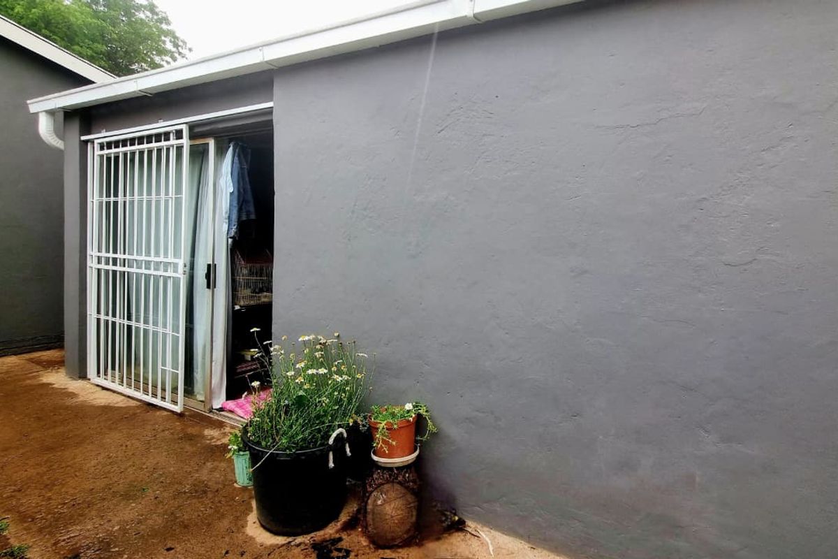 Ultimate Investment Opportunity, 3 Bedroom House with Flatlet in Sonlandpark. - Photo 2