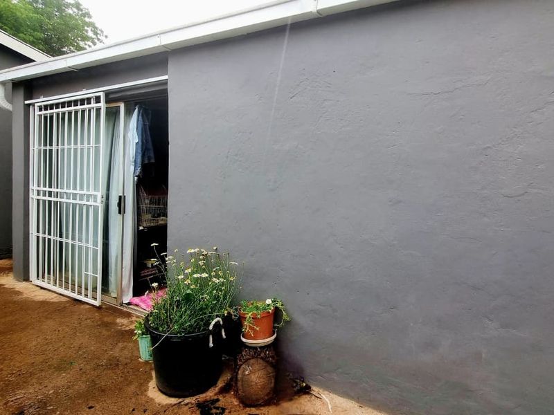 Ultimate Investment Opportunity, 3 Bedroom House with Flatlet in Sonlandpark. - Photo 2