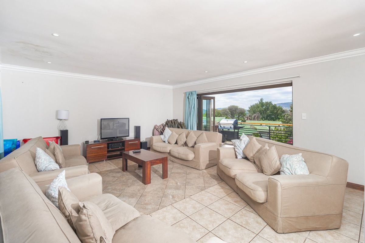 5 Bedroom Home in Caribbean Beach Club  - Photo 5