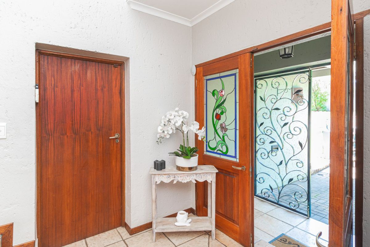 4 bedroom double-story home situated in an exclusive golf estate - Photo 3