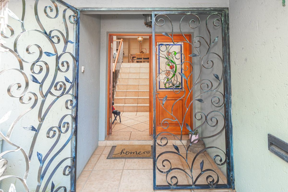 4 bedroom double-story home situated in an exclusive golf estate - Photo 2